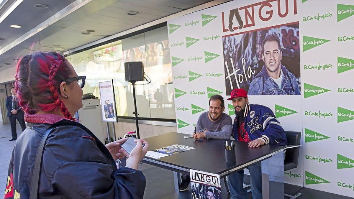 El Langui posa con uno de sus fans en El Corte Inglés de Valladolid.-P. REQUEJO
