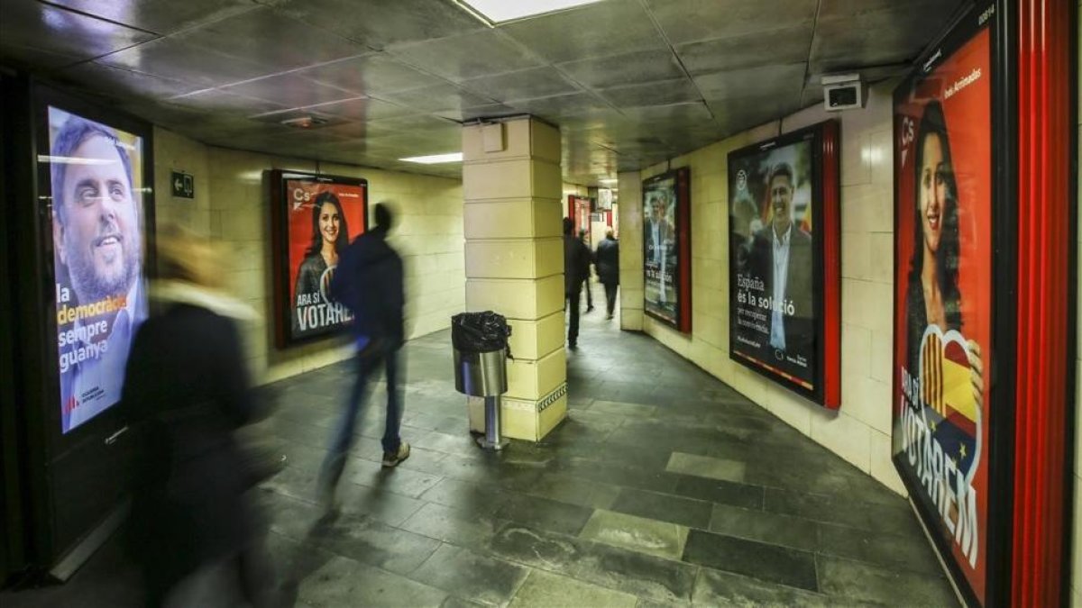 Carteles electorales en la estación de metro de la plaza de Cataluña-JULIO CARBO