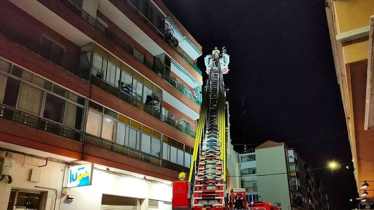 Los Bomberos tuvieron que emplear la escala para intervenir en la calle Joaquín María Jalón nº 12.-E.M.
