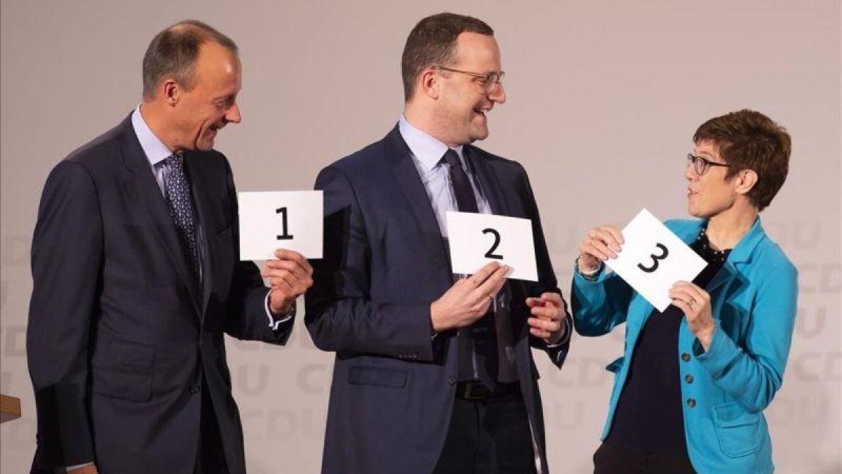 De izquierda a derecha, los tres candidatos a presidir la CDU, Friedrich Merz, Jens Spahn y Annegret Kramp-Karrenbauer.-JENS MEYER (AP)