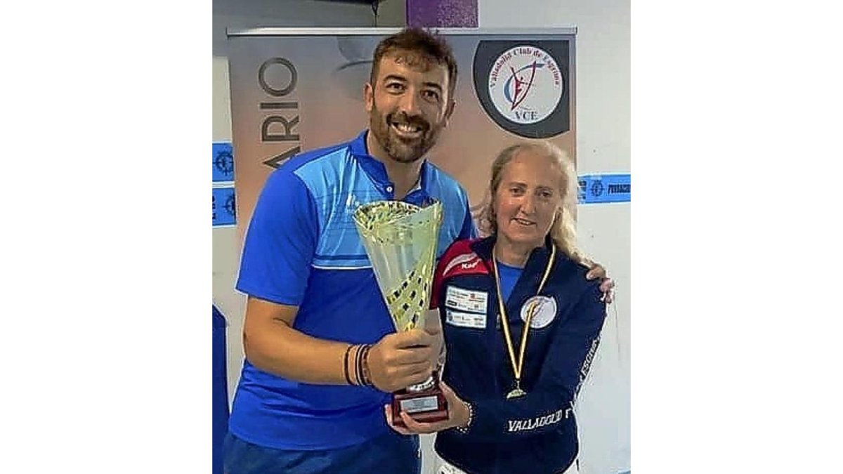 ‘Pirri’ y Begoña posan con la Copa.-E. M.