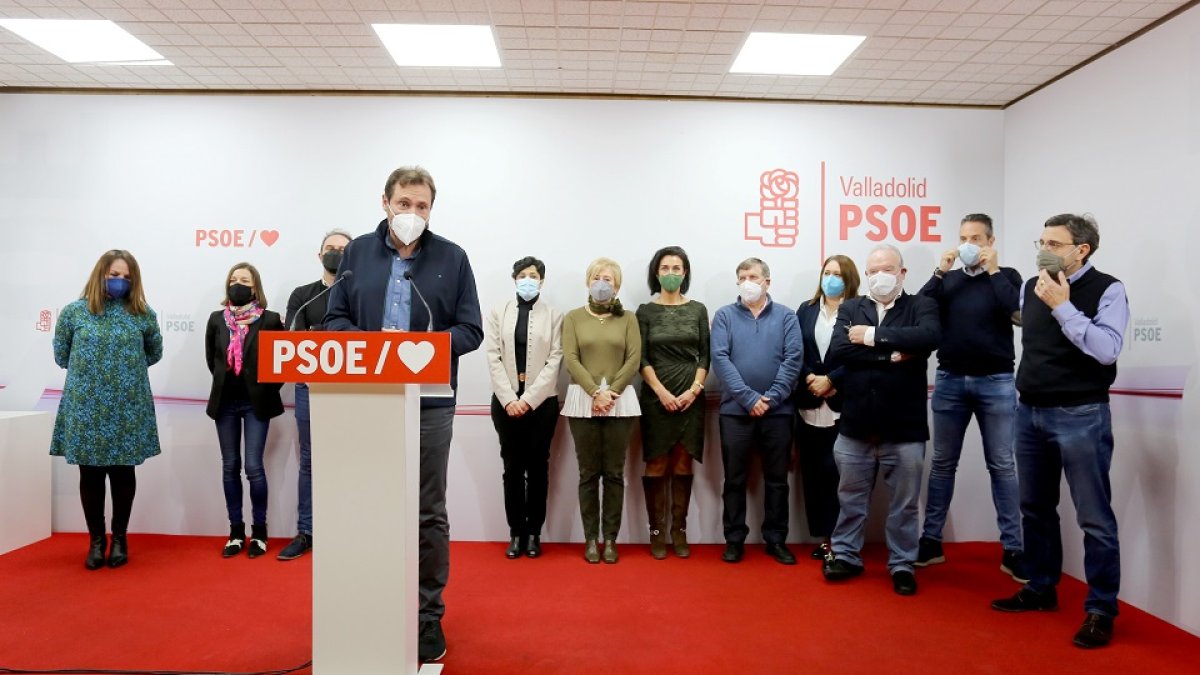 El secretario general del PSOE de Valladolid, Óscar Puente, y la cabeza de lista a las Cortes de Castilla y León por Valladolid, Patricia Gómez, comparecen dar a conocer la lista para las elecciones autonómicas. - ICAL