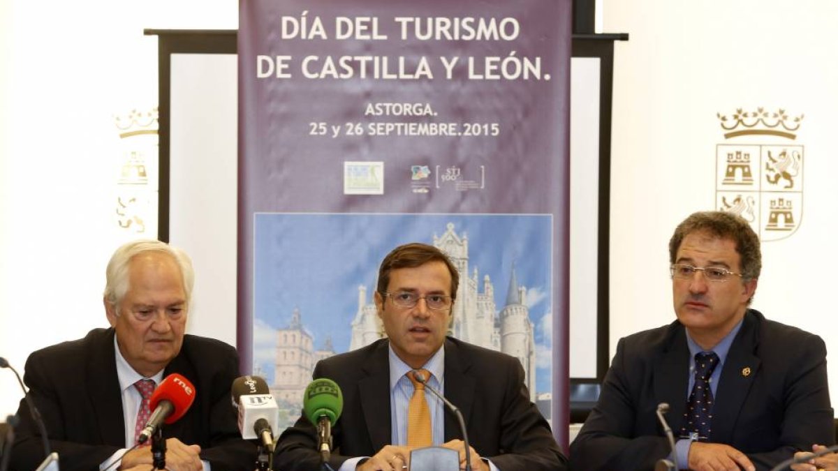El director general de Turismo, Javier Ramírez, presenta en León los actos de celebración del Día del Turismo de Castilla y León 2015. Le acompañan el alcalde de Astorga, Arsenio García (D) y el delegado territorial de la Junta, Guillermo García (I)-Ical