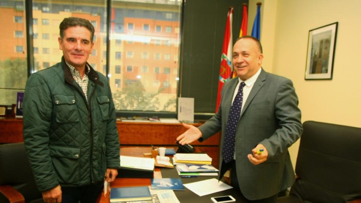 El presidente del Consejo Comarcal, Gerardo Álvarez Courel (D), junto al presidente del Consejo Regulador de la Indicación Geográfica Protegida (IGP) del Pimiento, Pedro García (I), durante la firma del convenio de colaboración entre ambas entidades-Ical