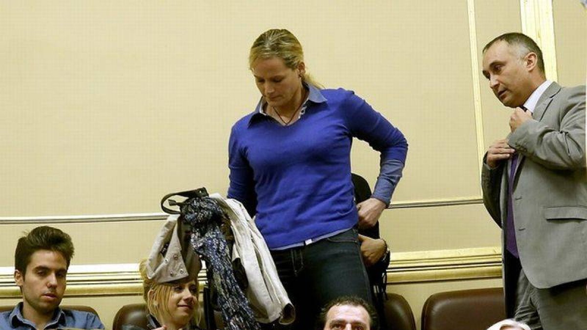 La capitana Zaida Cantera y su marido, el comandante José López, en la tribuna de invitados del Congreso.-Foto: DAVID CASTRO