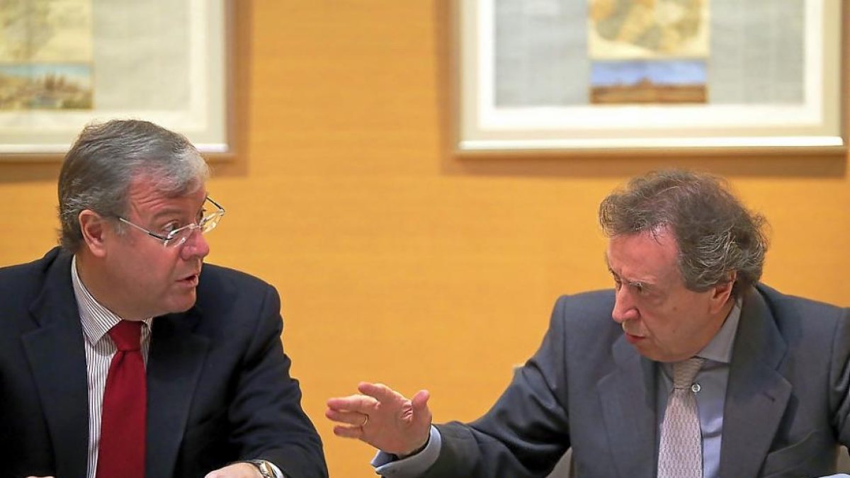 Antonio Silván y José Antonio De Santiago, ayer, en la reunión que mantuvieron en las Cortes.-ICAL
