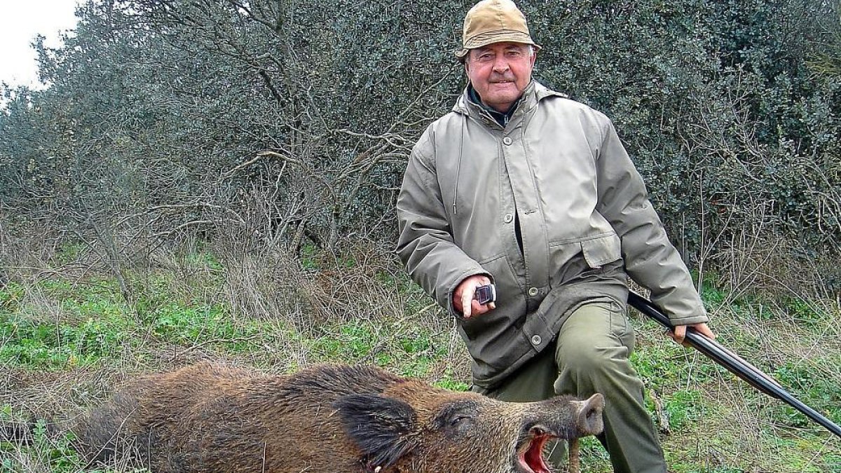 El aficionado y párroco vallisoletano Pedro Antonio Millán, con un buen jabalí cazado en una batida.-LEONARDO DE LA FUENTE