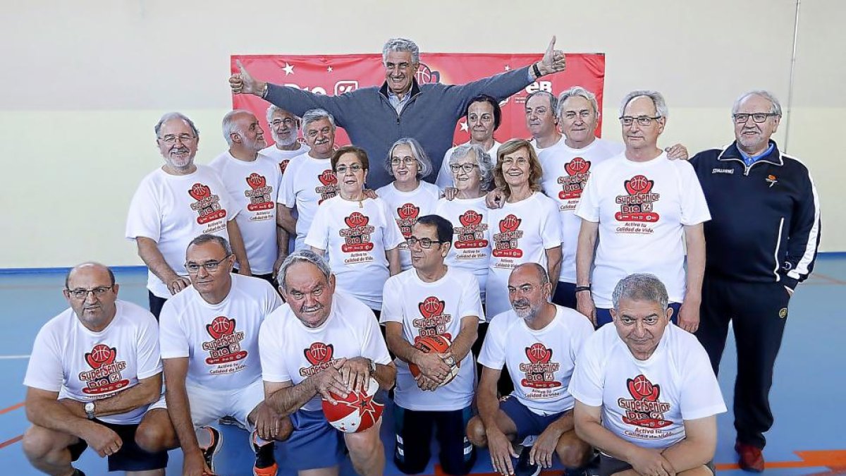 Fernando Romay ayer en Valladolid apadrinando el proyecto ‘SúperSenior’ para mayores de 60 años y cuyo entrenador es Ángel Sierra.-J.M. LOSTAU