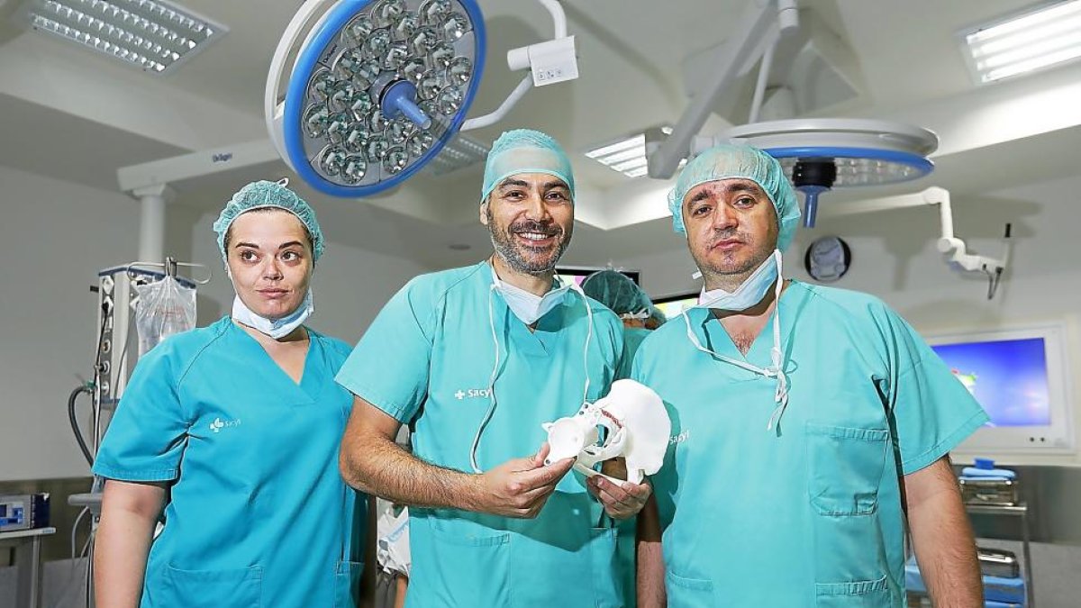 Los doctores Plata, Del Canto y Trigueros. En el hospital Clínico de Valladolid.-J.M. LOSTAU