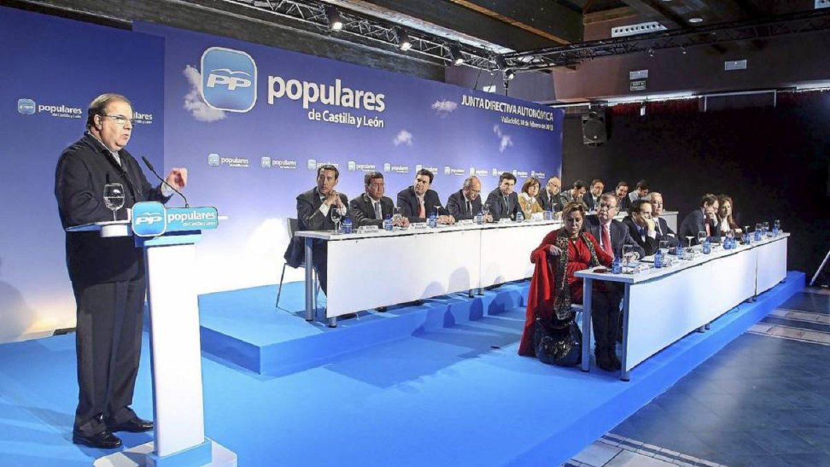 Herrera, en una intervención ante su Junta directiva en febrero de 2013. En la fila superior, sus presidentes provinciales-Ical