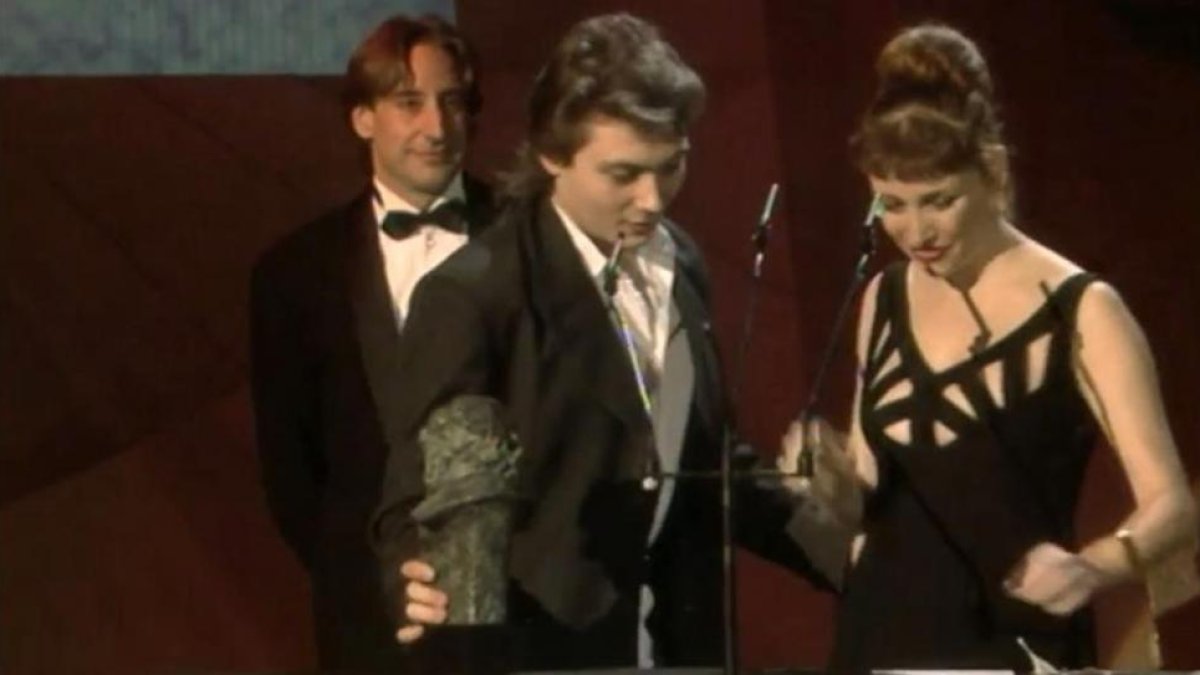 El guionista Eduardo Bajo Ulloa recibe, de manos de Verónica Forqué y Juanjo Puigcorbé, el Goya al mejor guion original por 'Alas de mariposa', en 1992.-