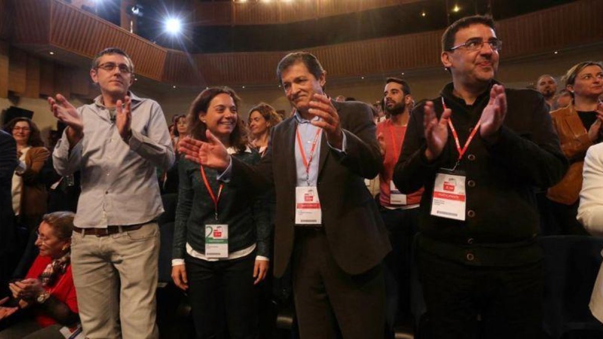 Javier Fernández y otros dirigentes del PSOE en el foro de presentación de la ponencia política.-JUAN MANUEL PRATS
