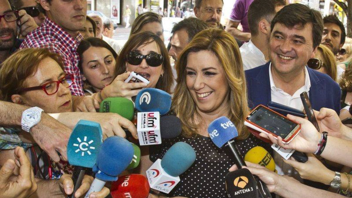 La presidenta en funciones de la Junta de Andalucía, Susana Díaz, atiende a los medios de comunicación durante su visita al barrio de Isla Chica en Huelva, ayer.-Foto: EFE