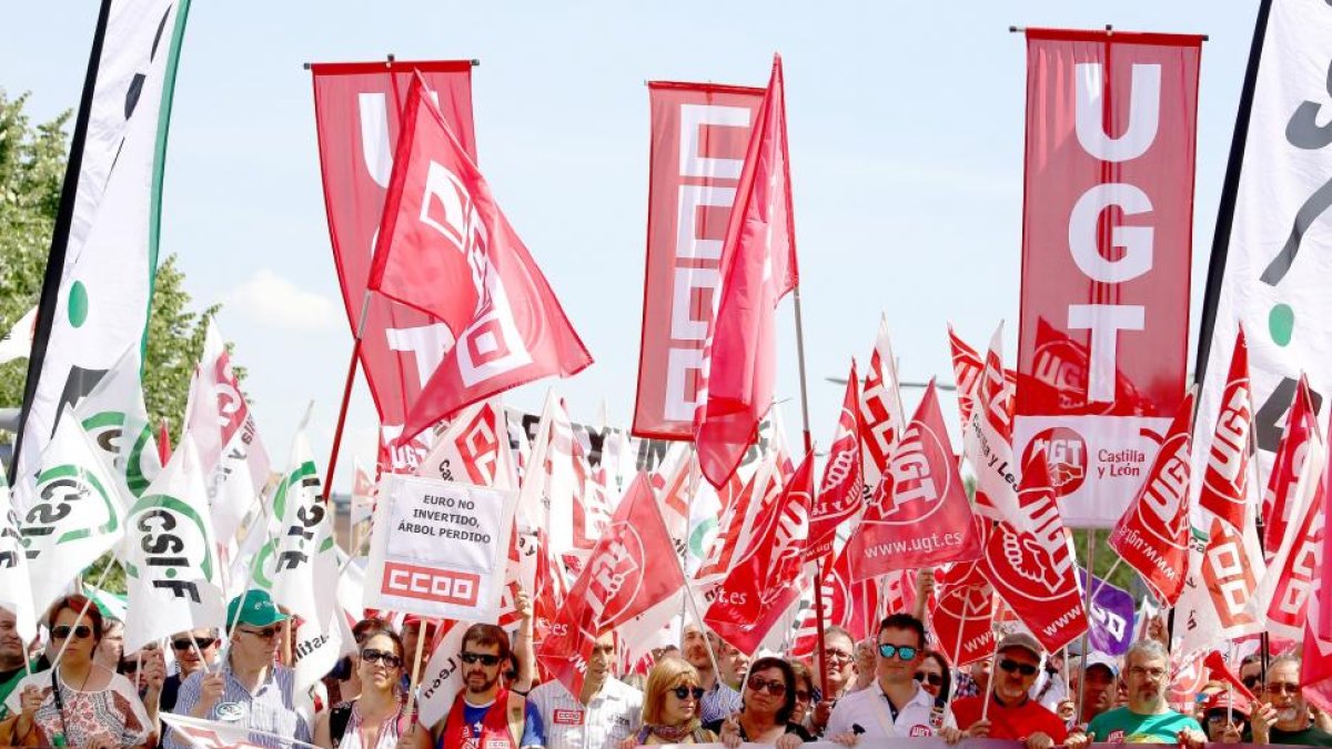 Los sindicatos CCOO, UGT y CSIF convocan una manifestación para reclamar a la Junta un operativo de extinción de incendios que esté activo durante todo el año-ICAL