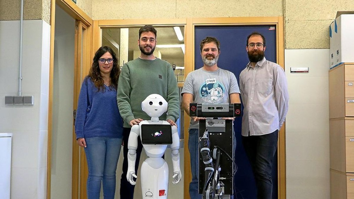 Claudia Álvarez, Francisco Martín, Jonathan Ginés y Francisco Rodríguez en el Laboratorio de Robótica ubicado en el Módulo de Investigación Cibernética del Campus de Vegazana.-E. M.