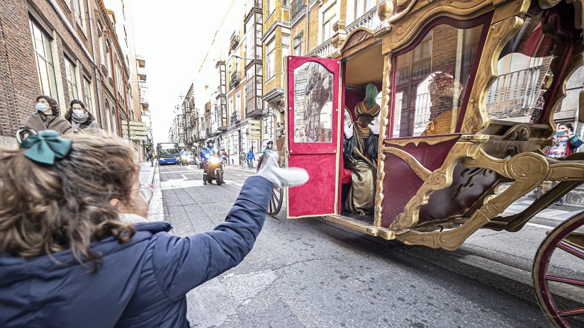 Una niña saluda al Rey Baltasar durante la Cabalgata celebrada el pasado día 5 en Valladolid. / PABLO REQUEJO
