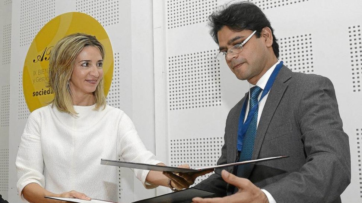 La consejera de Cultura y Turismo, Alicia García, firma el acuerdo de colaboración con el director de la academia del Indian National Trust for Art and Cultural Heritage, Navin Piplani-EFE