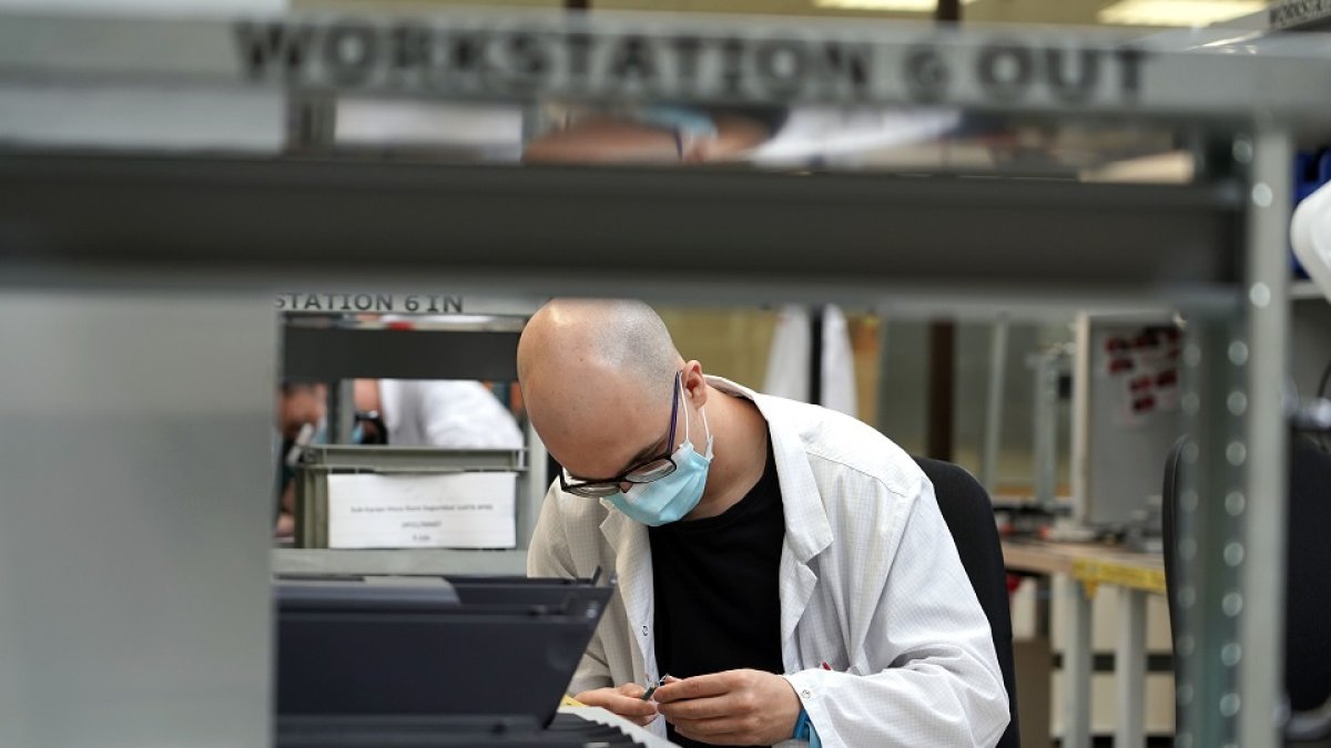 La consejera de Movilidad y Transformación Digital, María González Corral, visita las instalaciones de la empresa GMV en el Parque Tecnológico de Boecillo, en Valladolid. -ICAL