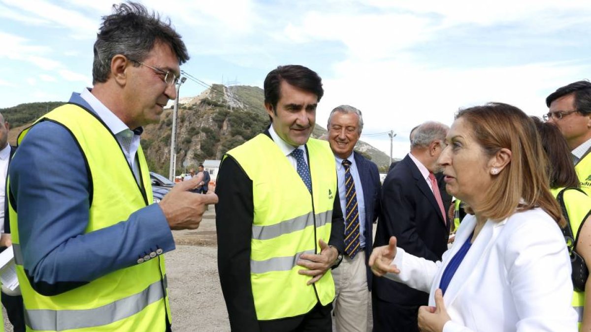 La ministra de Fomento, Ana Pastor, saluda al presidente de la Diputación, Juan Martínez Majo y al consejero de Fomento, Juan Carlos Suárez-Quiñones durante su visita a las obras de la Variante de Pajares en la Línea de Alta Velocidad a su paso por Pola d-ICAL