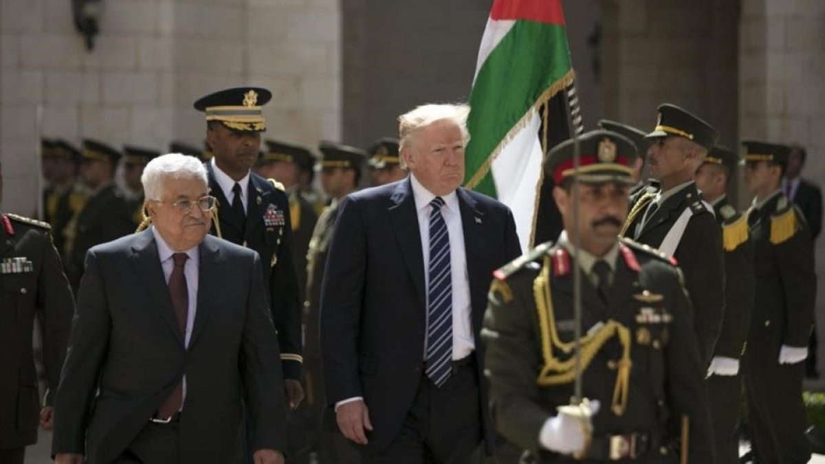 El presidente palestino Mahmud Abas y su homologo estadounidense Donald Trump en Belén.-EFE / FADI AROURI