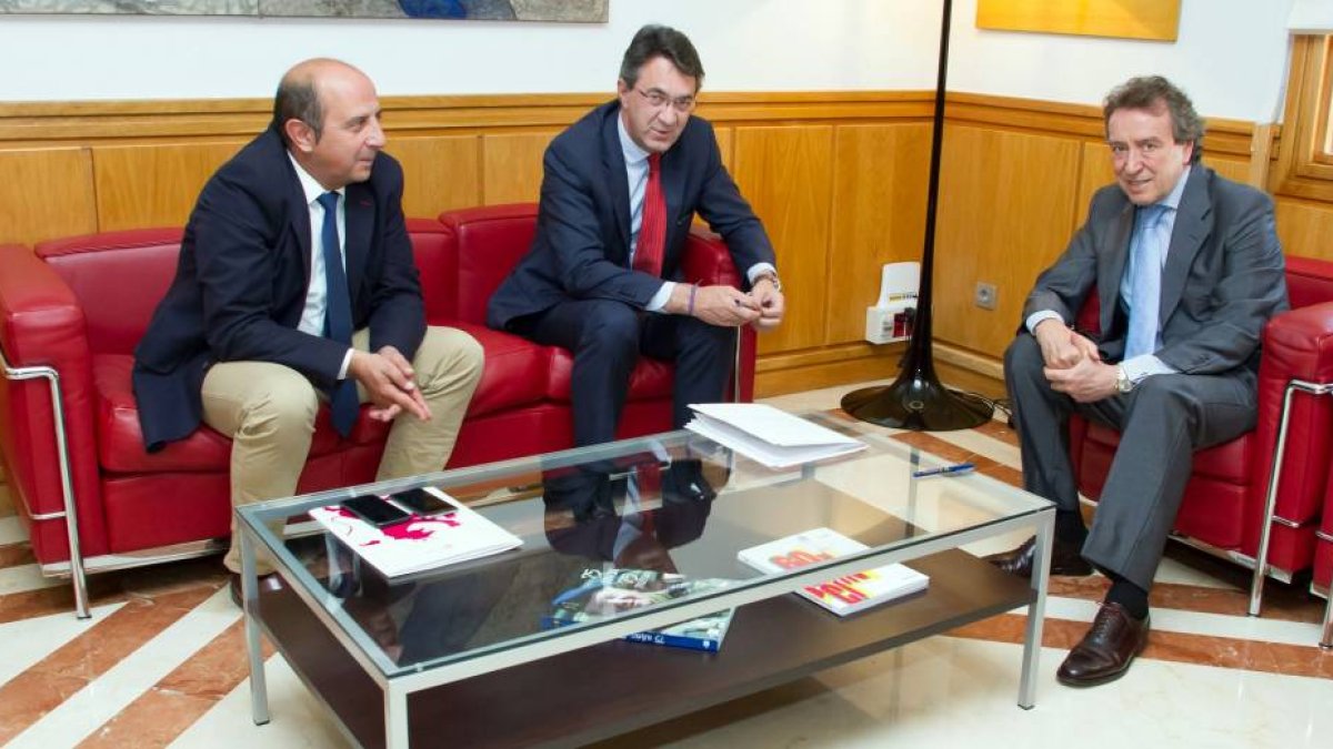 El presidente de la Diputación de León, Juan Martínez Majo, se reúne con el consejero de la Presidencia, José Antonio de Santiago-Juárez-Ical