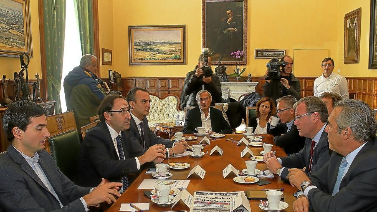 El alcalde de Palencia, Alfonso Polanco, segundo por la izquierda, y el alcalde de León,Antonio Silván, segundo por la derecha, en la reunión de ayer.-ICAL
