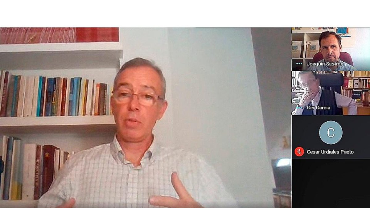 Jorge Urdiales, ayer en pantalla, junto a Joaquín Sastrón y Ramón García.- E. M.