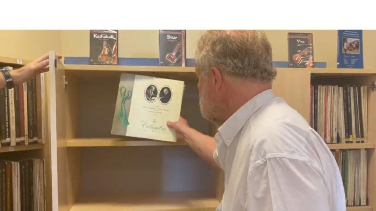 Chislett deposita uno de los vinilos en el departamento