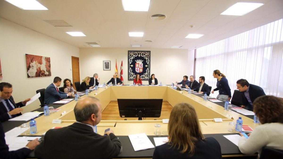 La presidenta de las Cortes, Silvia Clemente, preside la reunión de la Junta de portavoces-ICAL