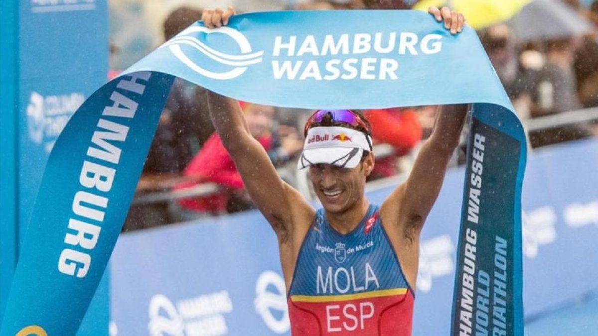 Mario Mola celebra su victoria en Hamburgo.-EFE / EPA / LUKAS SCHULZE