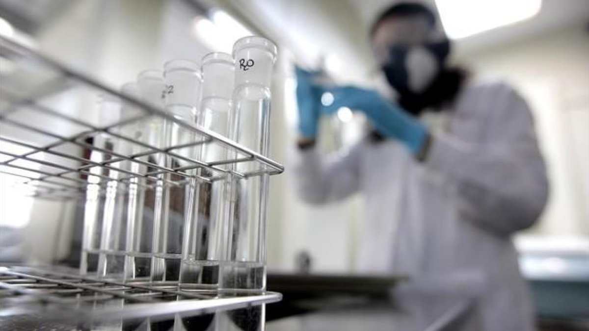 Una química trabaja en el laboratorio. - E. M.