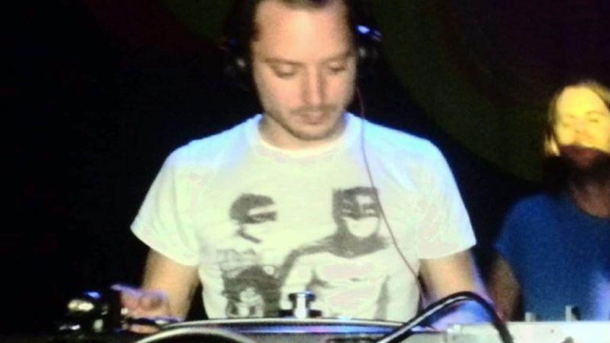 Elijah Wood, pinchado música.-INSTAGRAM