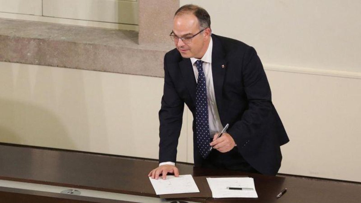 Jordi Turull durante la firma la de declaración.-JORDI PLAY/ACN