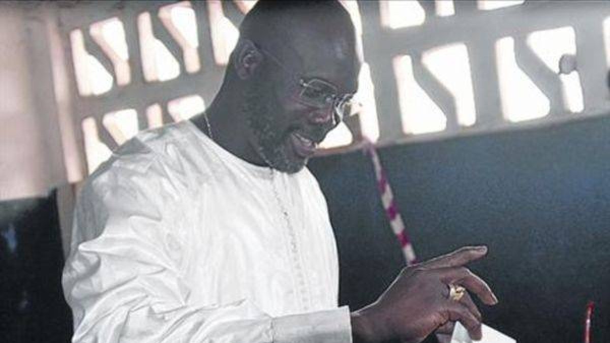 Weah deposita su voto en Monrovia, donde ha sido elegido senador.-Foto: AFP / ZOOM DOSSO