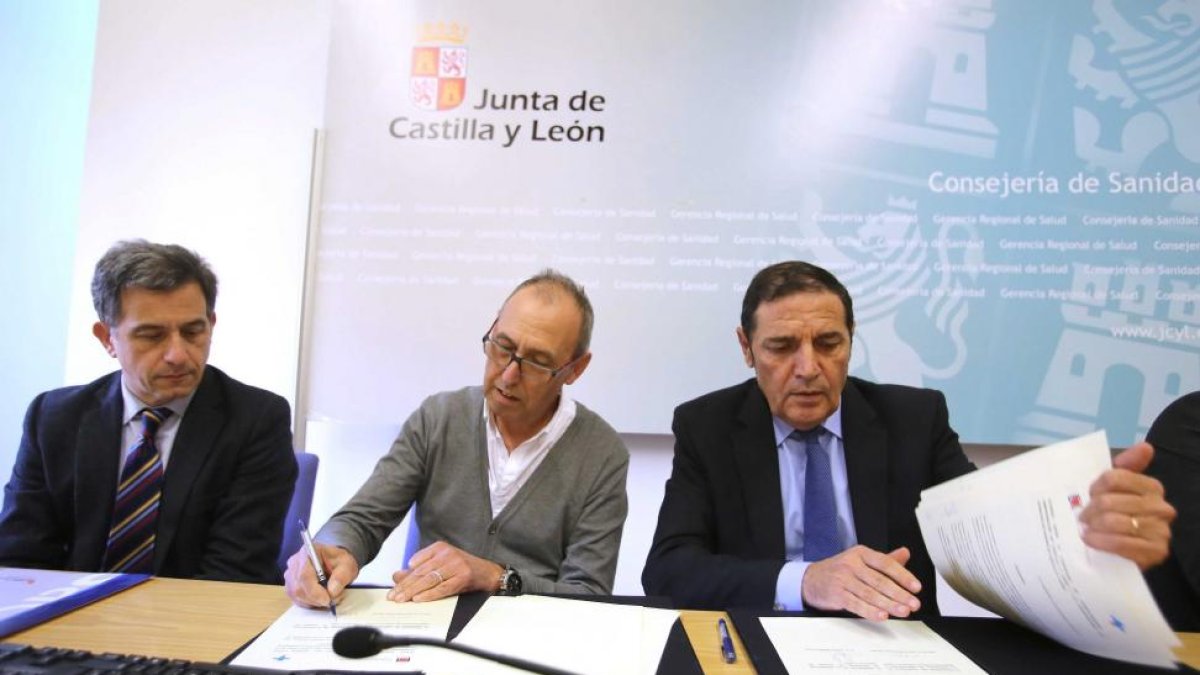 El consejero de Sanidad, Antonio María Sáez, firma un convenio de colaboración con el presidente de la Federación de Donantes de Sangre de Castilla y León, Jesús F. Murias, para el fomento de la donación altruista de sangre-Ical