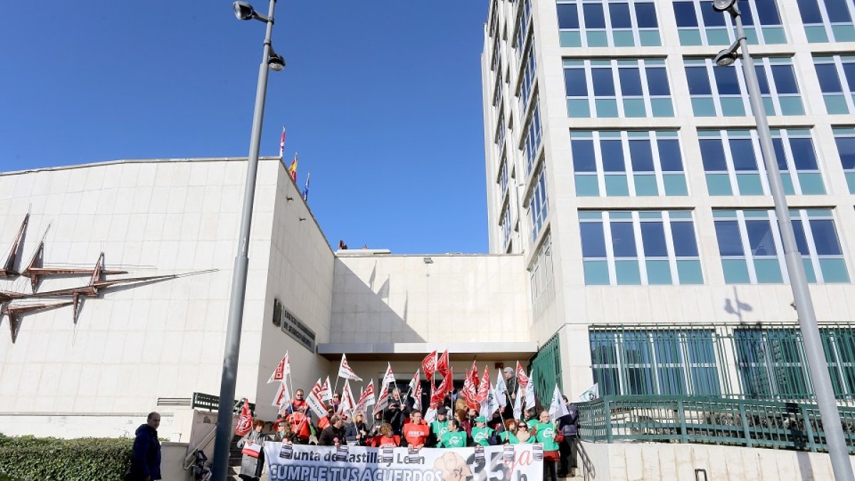 Los sindicatos CCOO, UGT y CSIF se concentran por la negativa a negociar las plantillas de docentes de cara al próximo curso académico 2020-2021, y por la no aplicación de las 35 horas semanales entre sus trabajadores. ICAL
