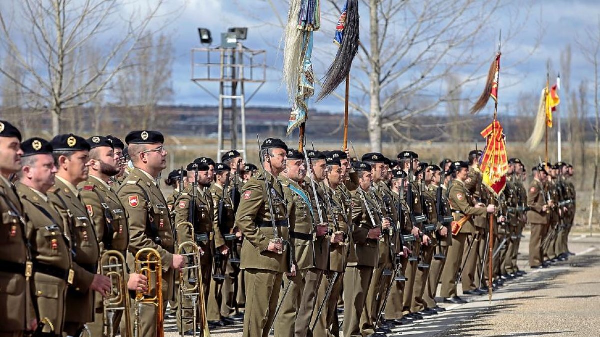 Militares del Regimiento Farnesio en el acto de ayer en Santovenia-J. CASTILLO