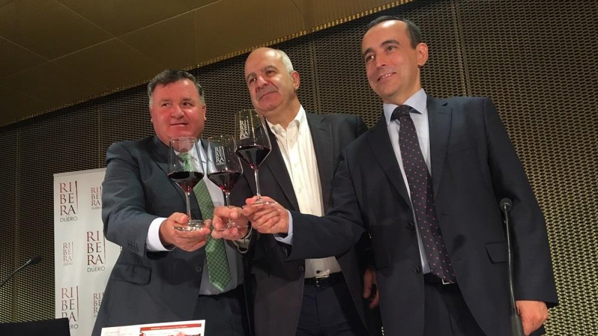 Correos presentó ayer en Roa de Duero el sello postal dedicado a la DO Ribera del Duero que cuenta con una tirada de 160.000 ejemplares.-CORREOS