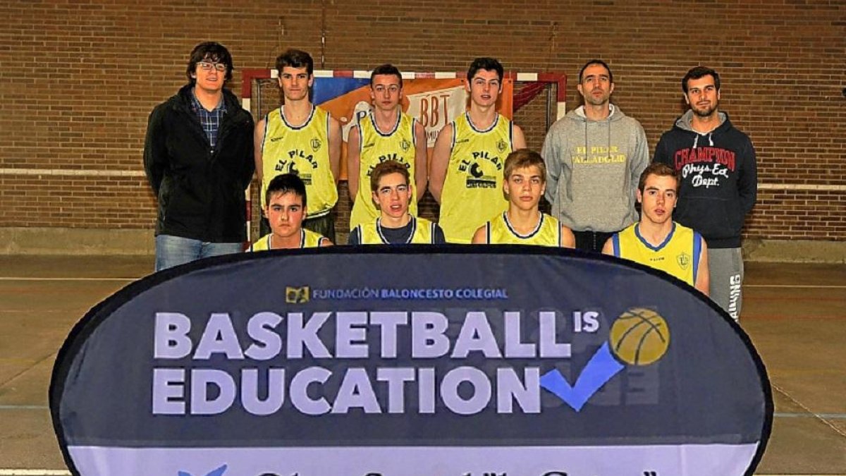 Foto de familia del equipo de El Pilar.-E.M.