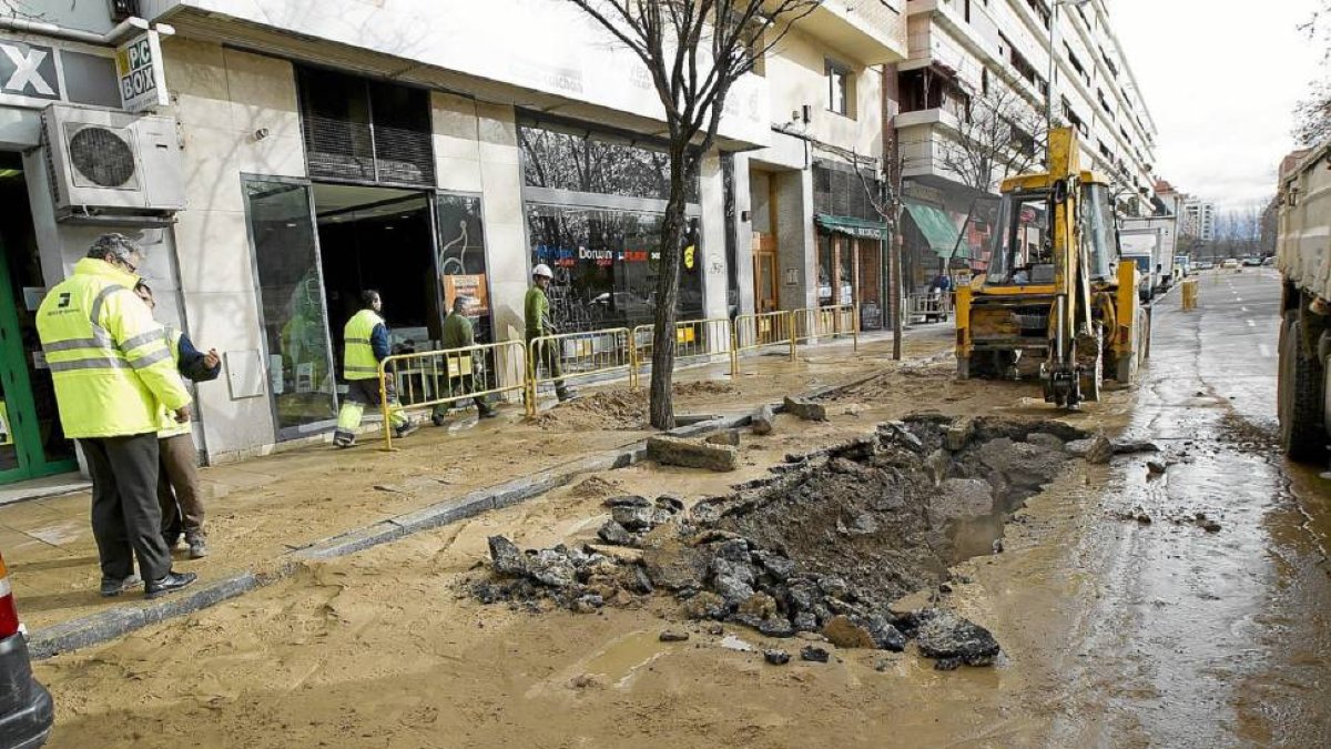 Reventón de agua en la calle Hípica-J.M.Lostau