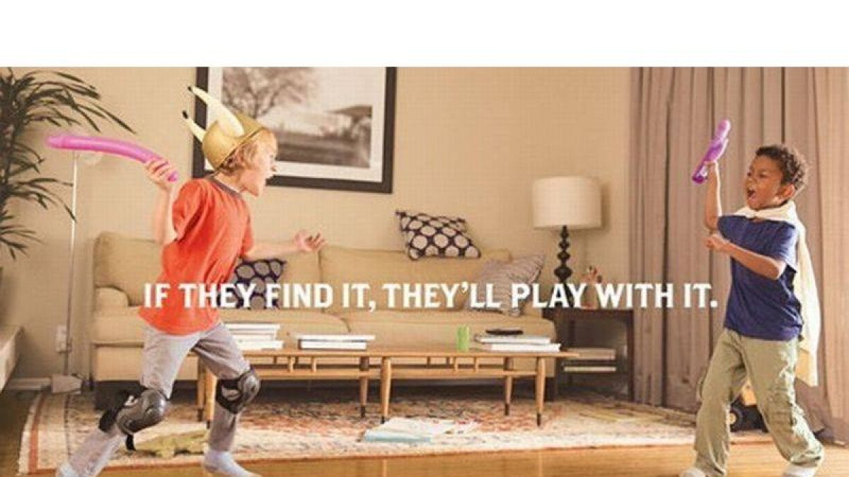 Unos niños juegan a espadachines, en el campaña de Evolve.-