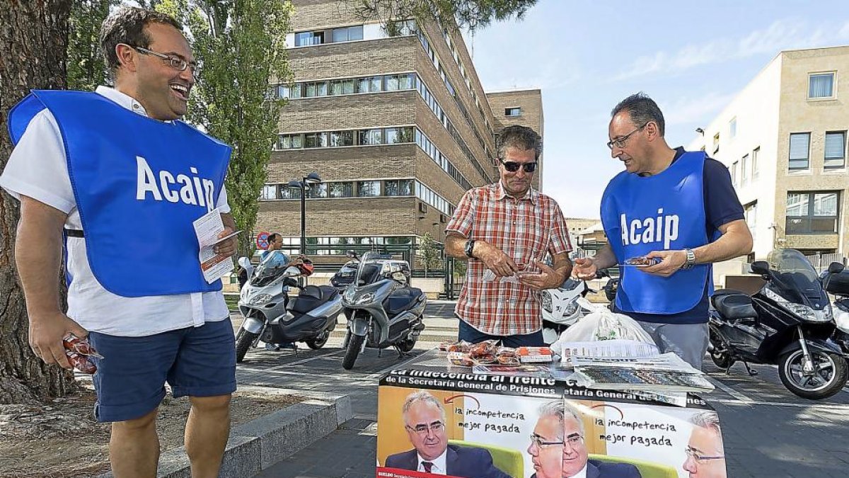 El sindicato Acaip reparte chorizos para denunciar la precariedad de los funcionarios de prisiones.-PHOTOGENIC
