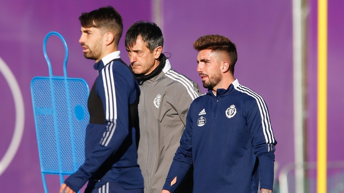 Josema y Monchu junto a Pacheta en el primer entrenamiento / J. M. LOSTAU