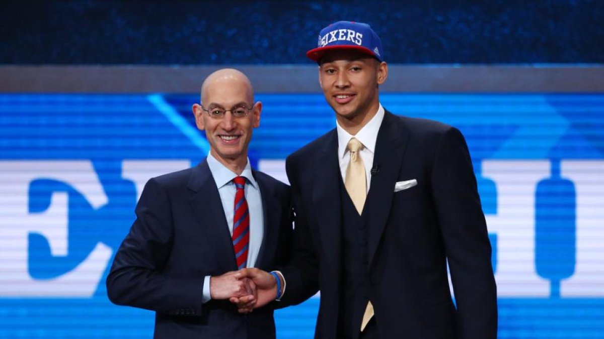 Adam Silver, comisionado de la NBA, felicita a Simmons tras su elección-Jerry Lai / USA Today Sports