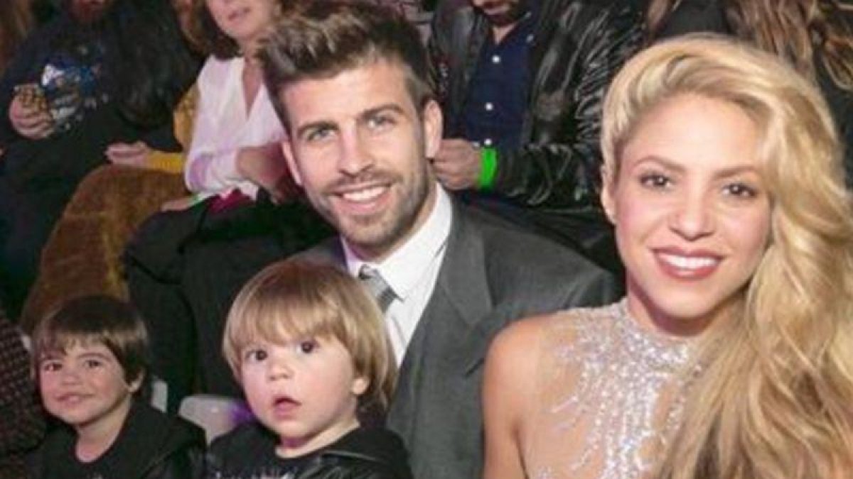 Shakira y Piqué, junto a sus hijos Milan y Sasha, el pasado día 1 por la noche, en Barcelona.-