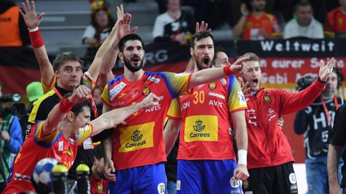 Los Hispanos celebrando el pase a semifinales.-/ GEORGI LICOVSKI