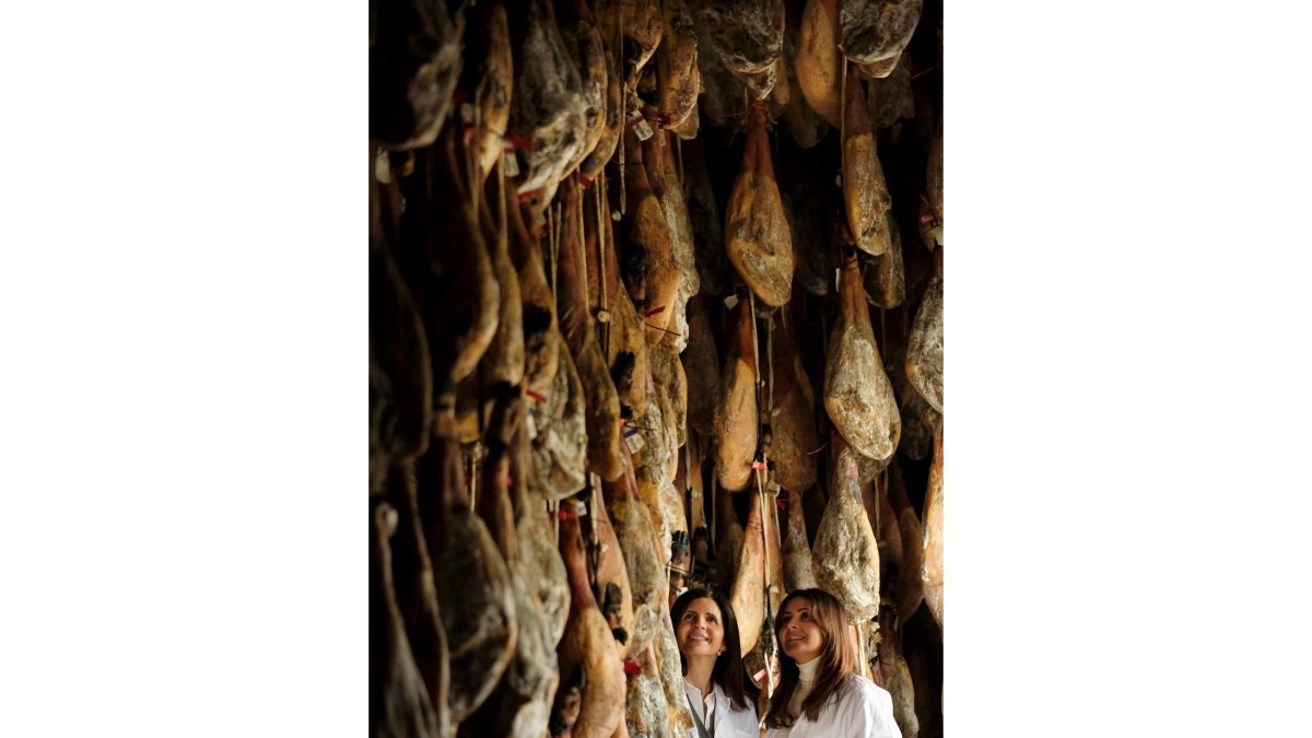 En la imagen, Chus García, directora general de la empresa, y su hermana Laura, responsable de exportación y comercio exterior.  / ENRIQUE CARRASCAL