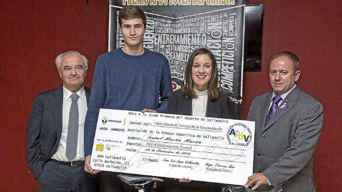 Isabel Martín recoge el premio junto a Miguel González (c), José Luis López Valdivieso (i) e Íñigo Torres (d)-M.Á. Santos