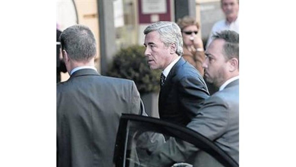 Acebes, a su llegada ayer a la Audiencia.-Foto: JOSÉ LUIS ROCA