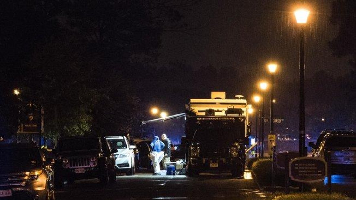 Ambulancias y coches de policía en el lugar de la masacre, en Virginia.-EPA